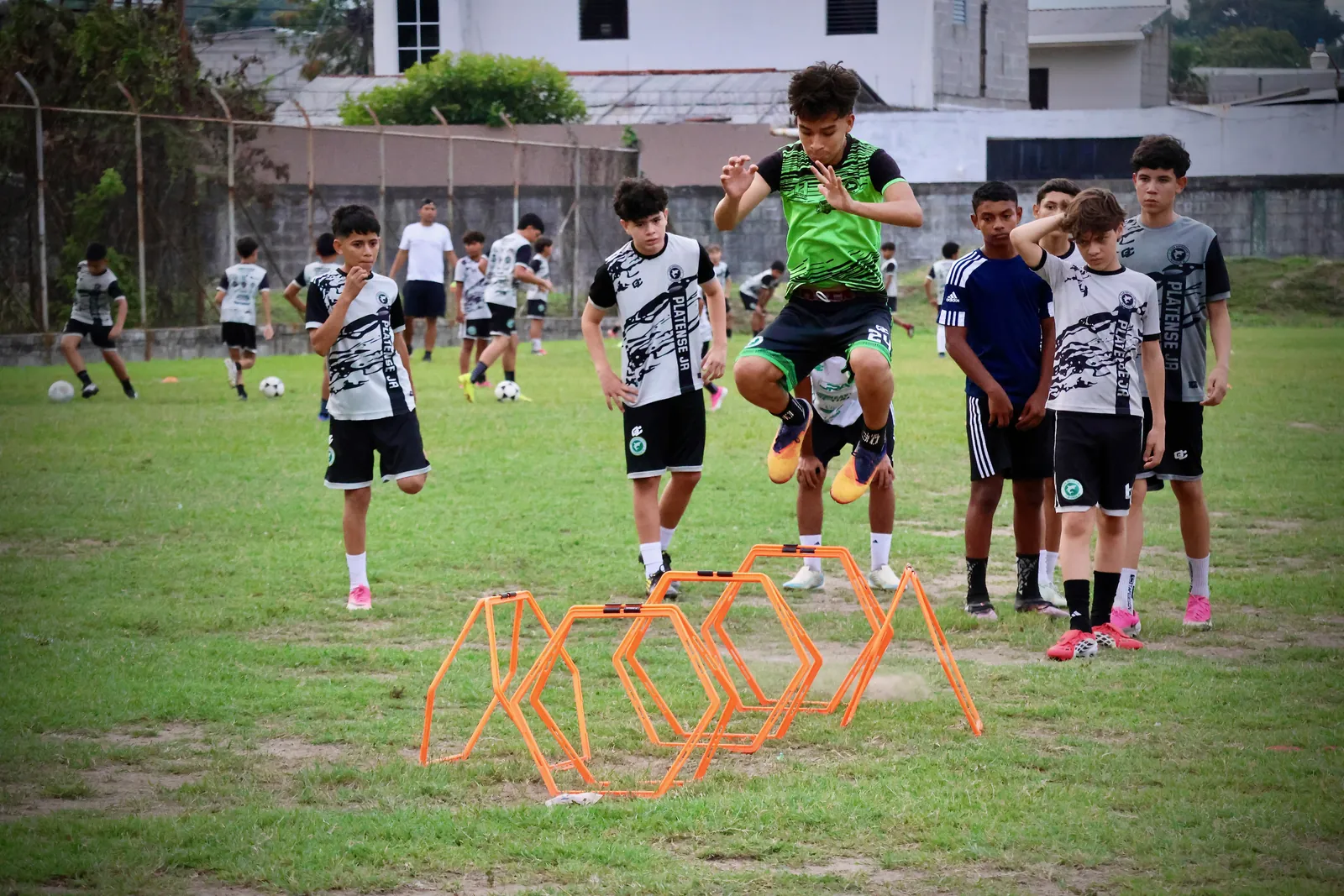 Jugadores del CD Platense Jr entrenando en la cancha