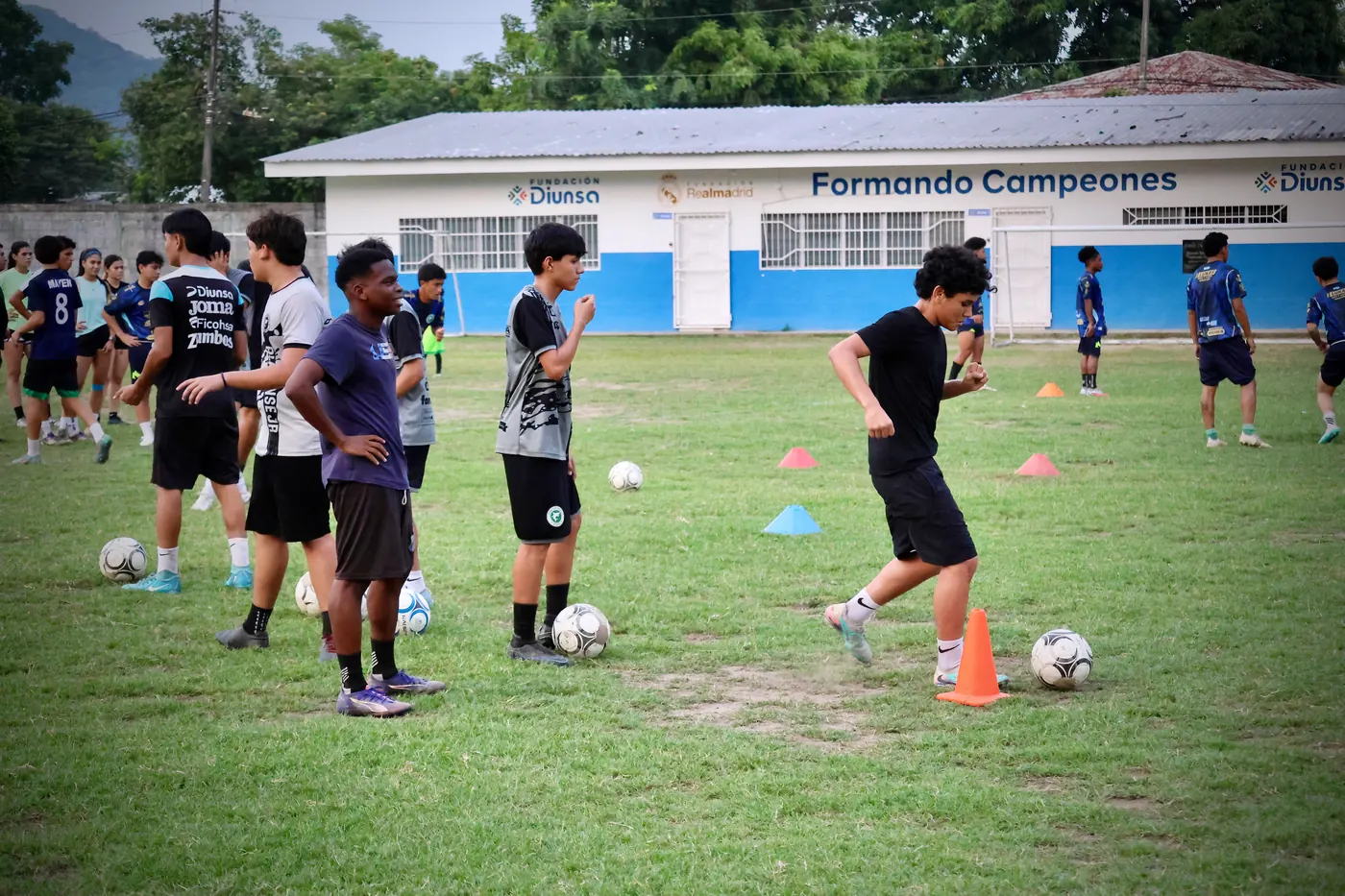 Jugadores del CD Platense Jr entrenando en la cancha