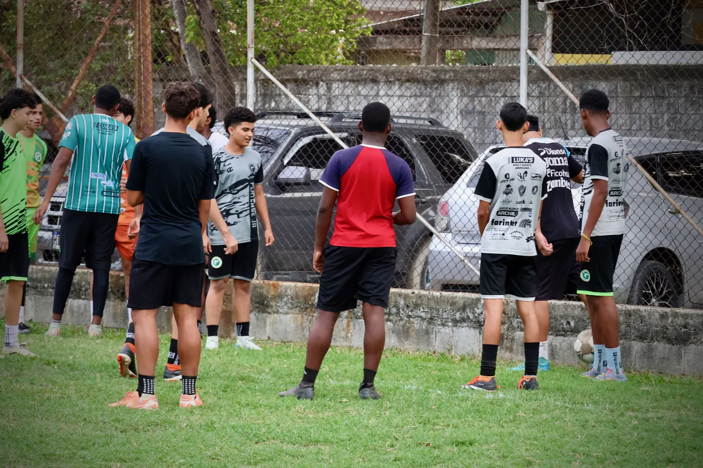 Jugadores del CD Platense Jr entrenando en la cancha
