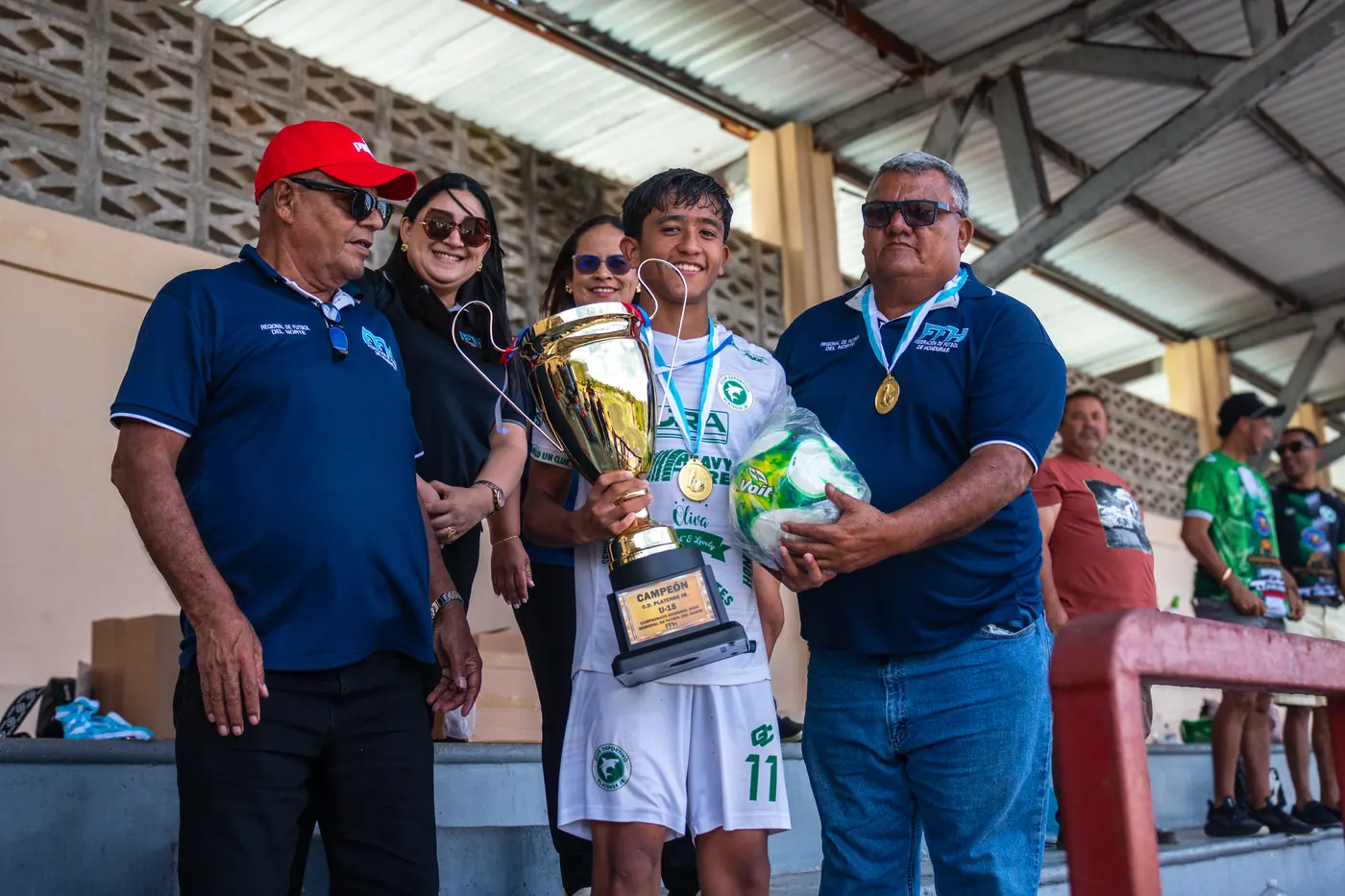 Jugadores del CD Platense Jr con su copa de campeones