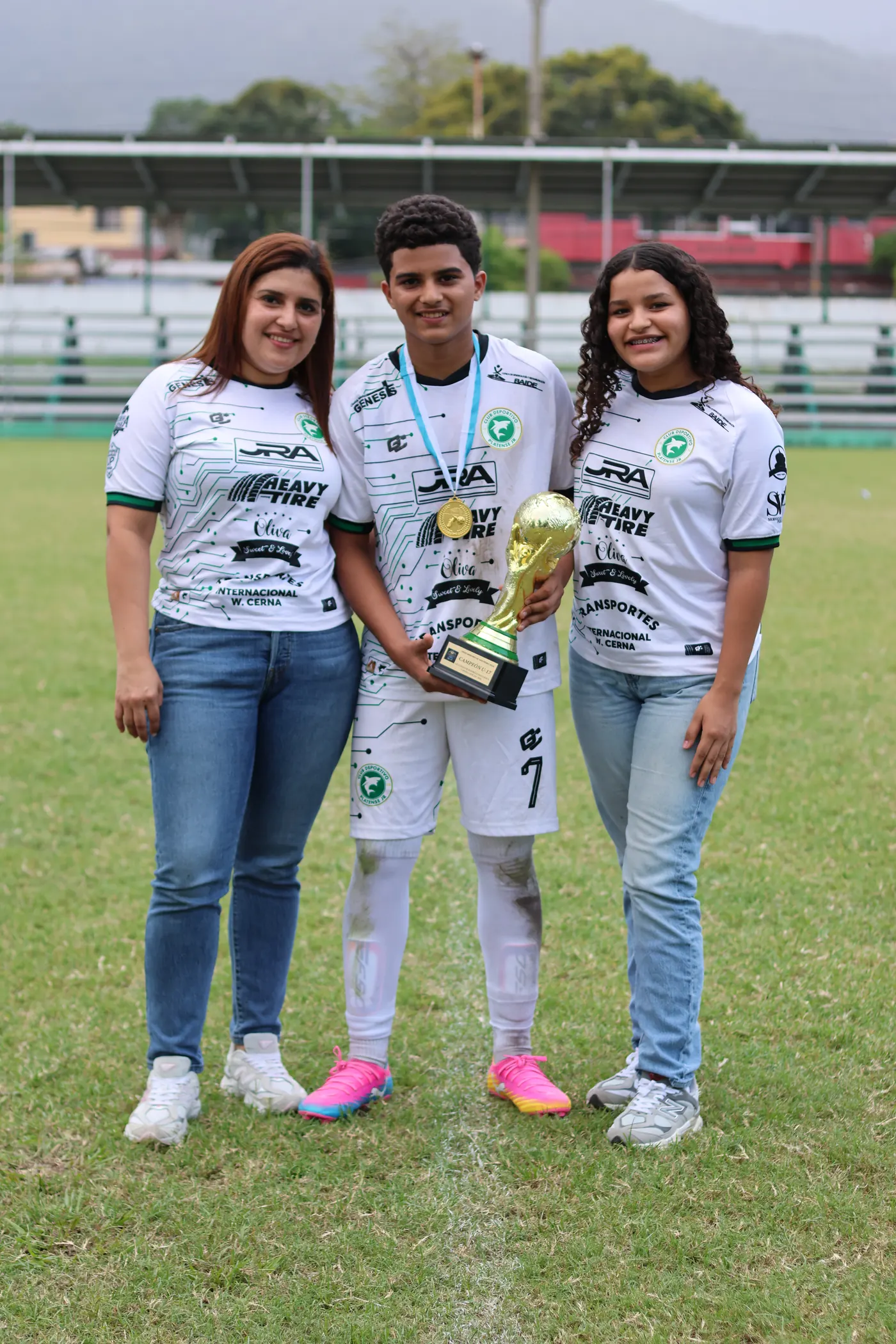 Jugadores del CD Platense Jr con su copa de campeones