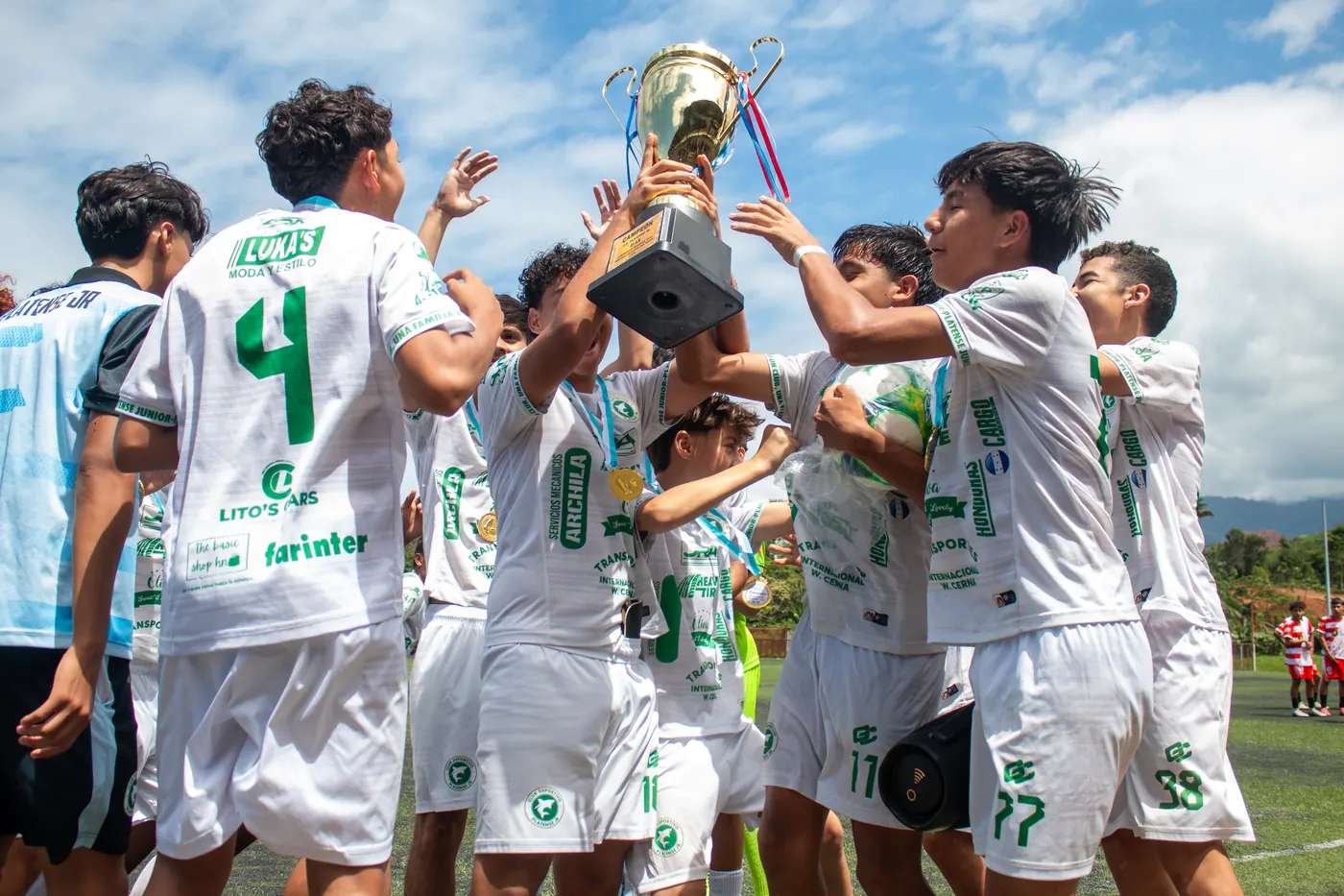 Jugadores del CD Platense Jr con su copa de campeones