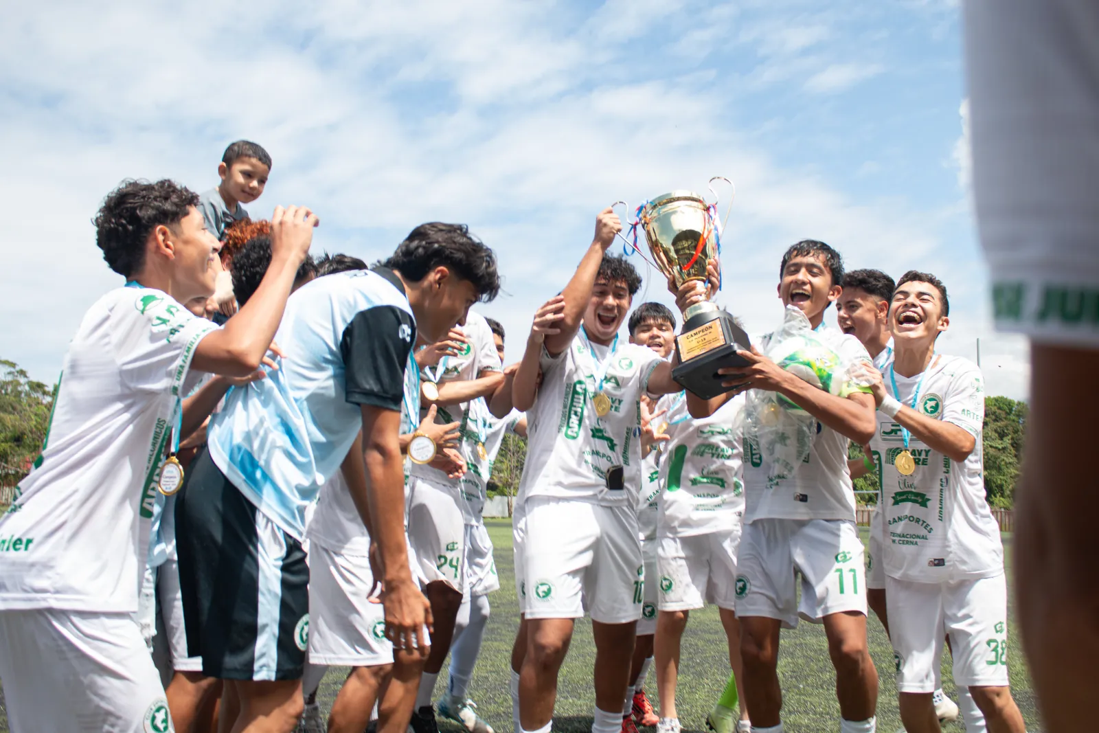 Jugadores del CD Platense Jr celebrando con la copa de campeones