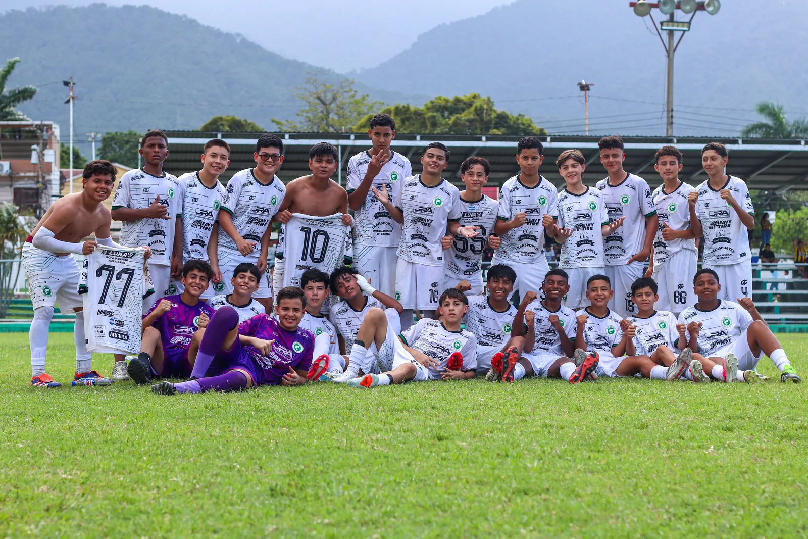 Jugadores del CD Platense Jr celebrando con la copa de campeones