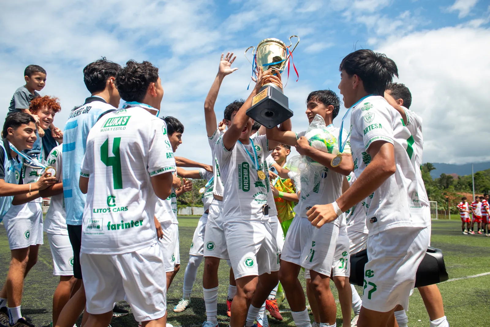 Jugadores del CD Platense Jr celebrando con la copa de campeones
