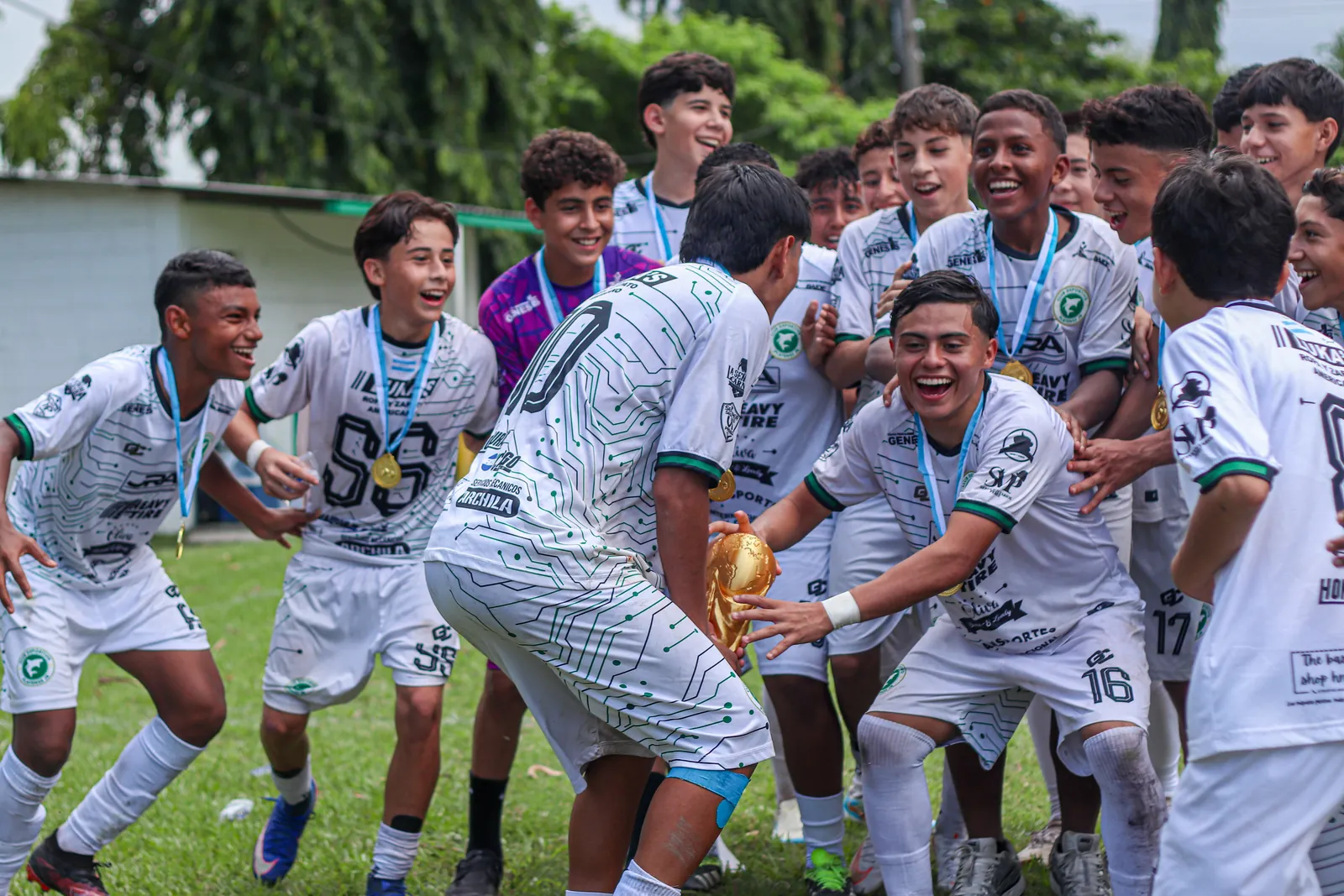 Jugadores del CD Platense Jr celebrando con la copa de campeones