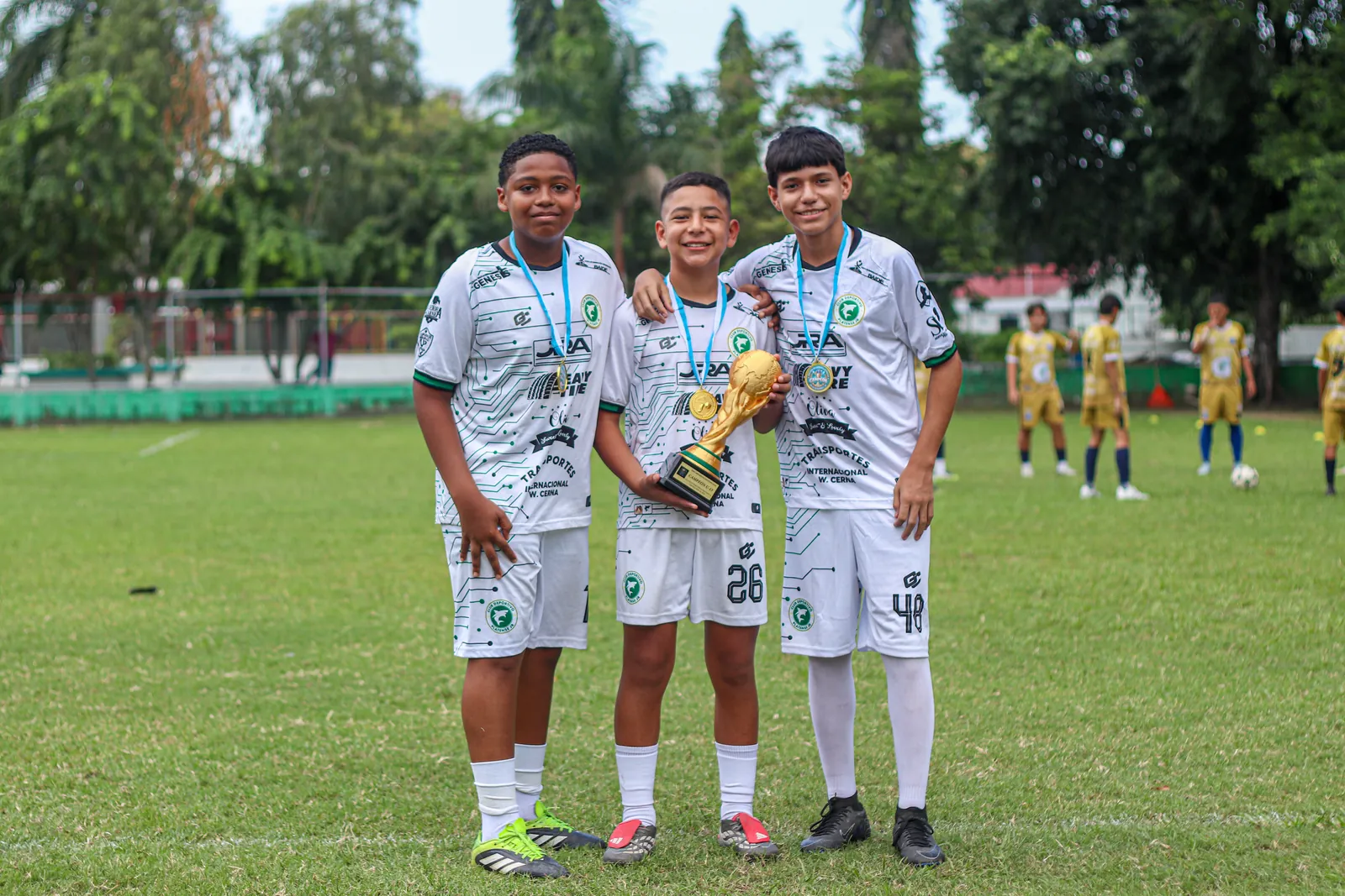 Jugadores del CD Platense Jr celebrando con la copa de campeones