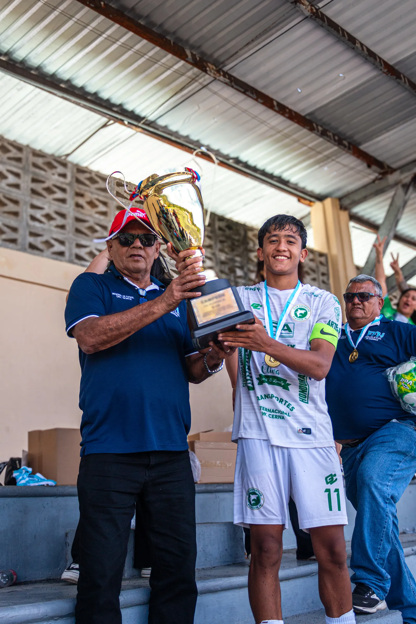 Jugadores del CD Platense Jr celebrando con la copa de campeones