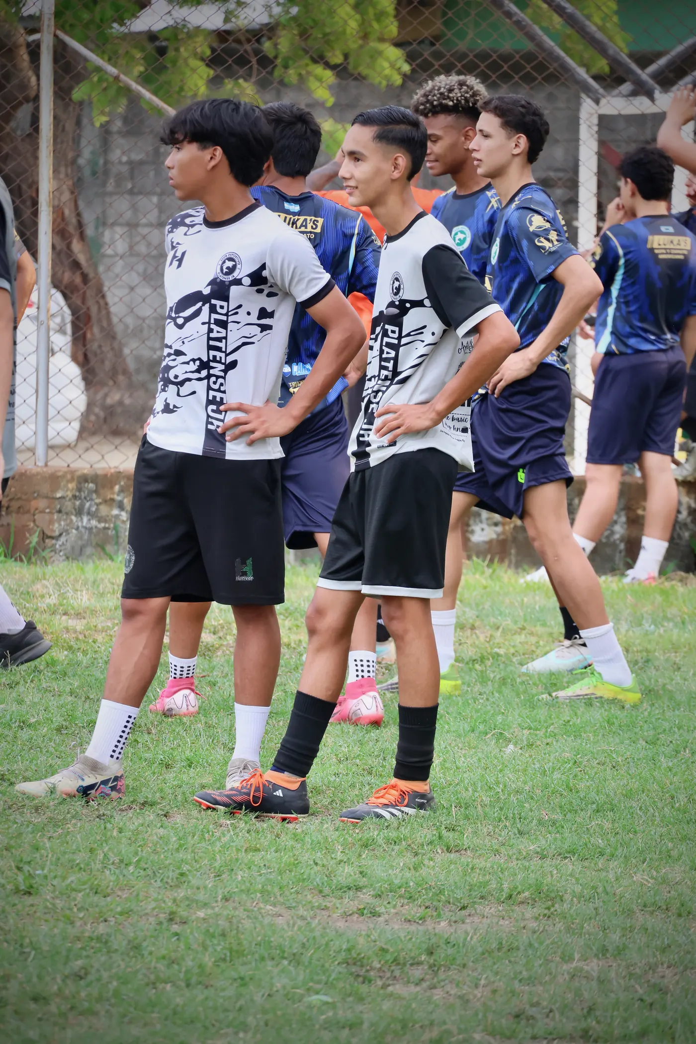 Jugadores del CD Platense Jr entrenando en la cancha