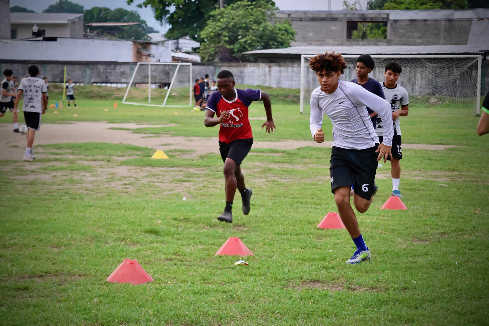 Jugadores del CD Platense Jr entrenando en la cancha